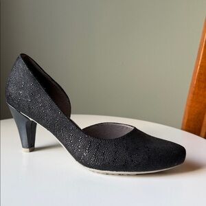 TSUBO black textured leather d'Orsay mid-heel pumps